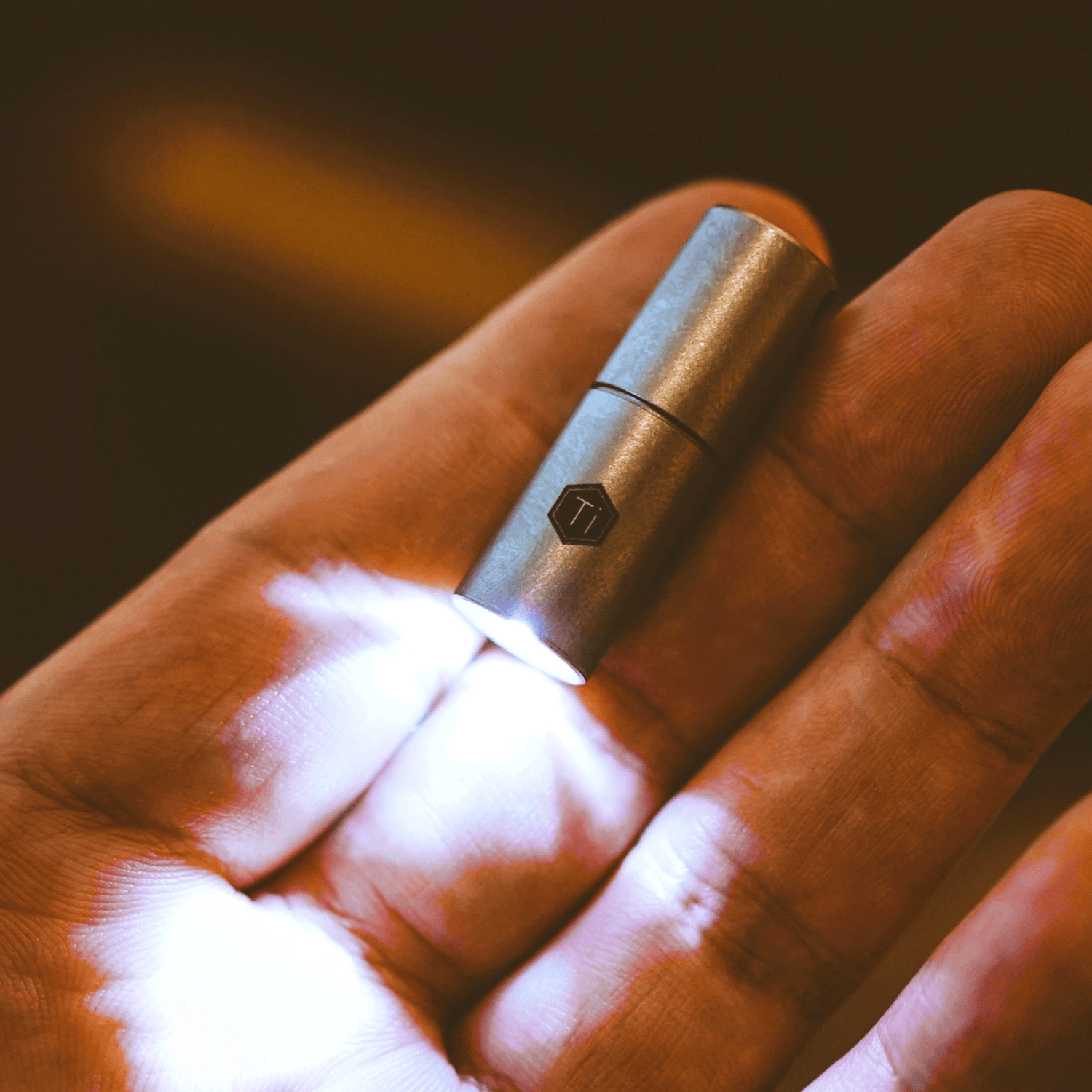 🔦 Compact yet Powerful: An In-depth Review of the KeyUnity KF00 Titanium Mini Flashlight