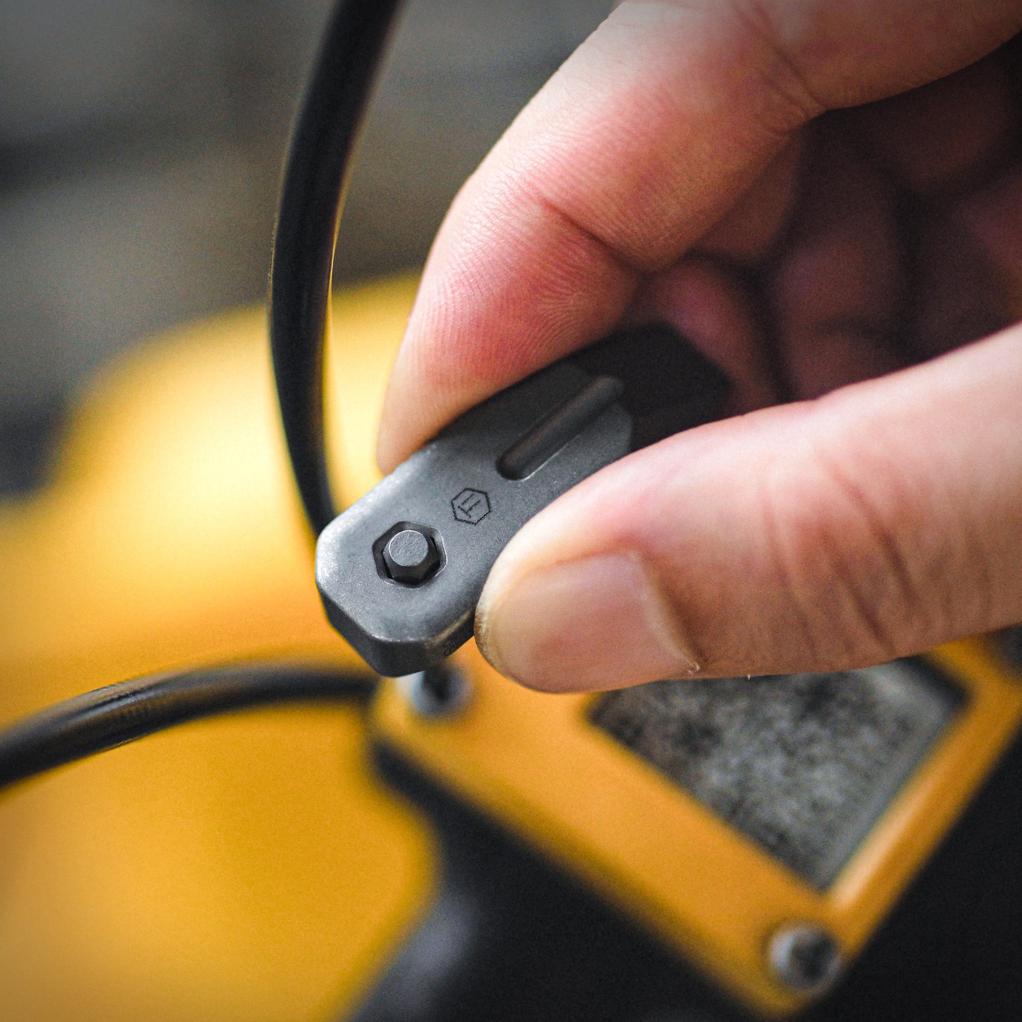 KR02 Titanium Mini Pry Bar