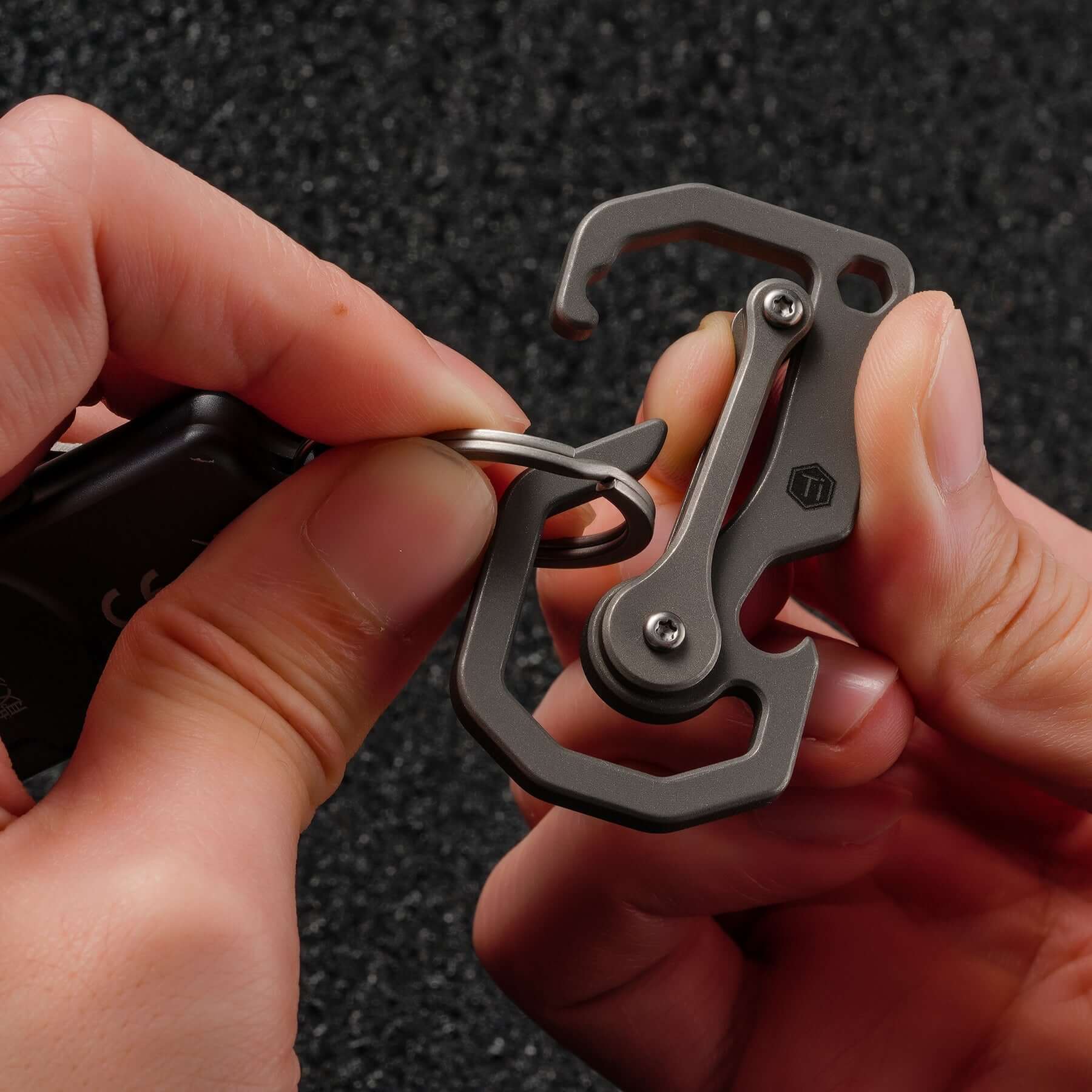 KU06 Titanium Carabiner