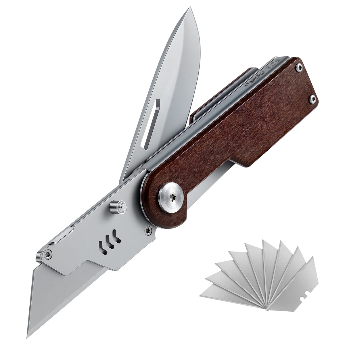 replaceable SK5 utility blade cutting rope during an outdoor task